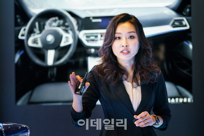 확 바뀐 BMW 아이콘 '3시리즈'..인테리어 총괄 디자이너는 한국인 / 김누리(공업디자인학과 03) 동문